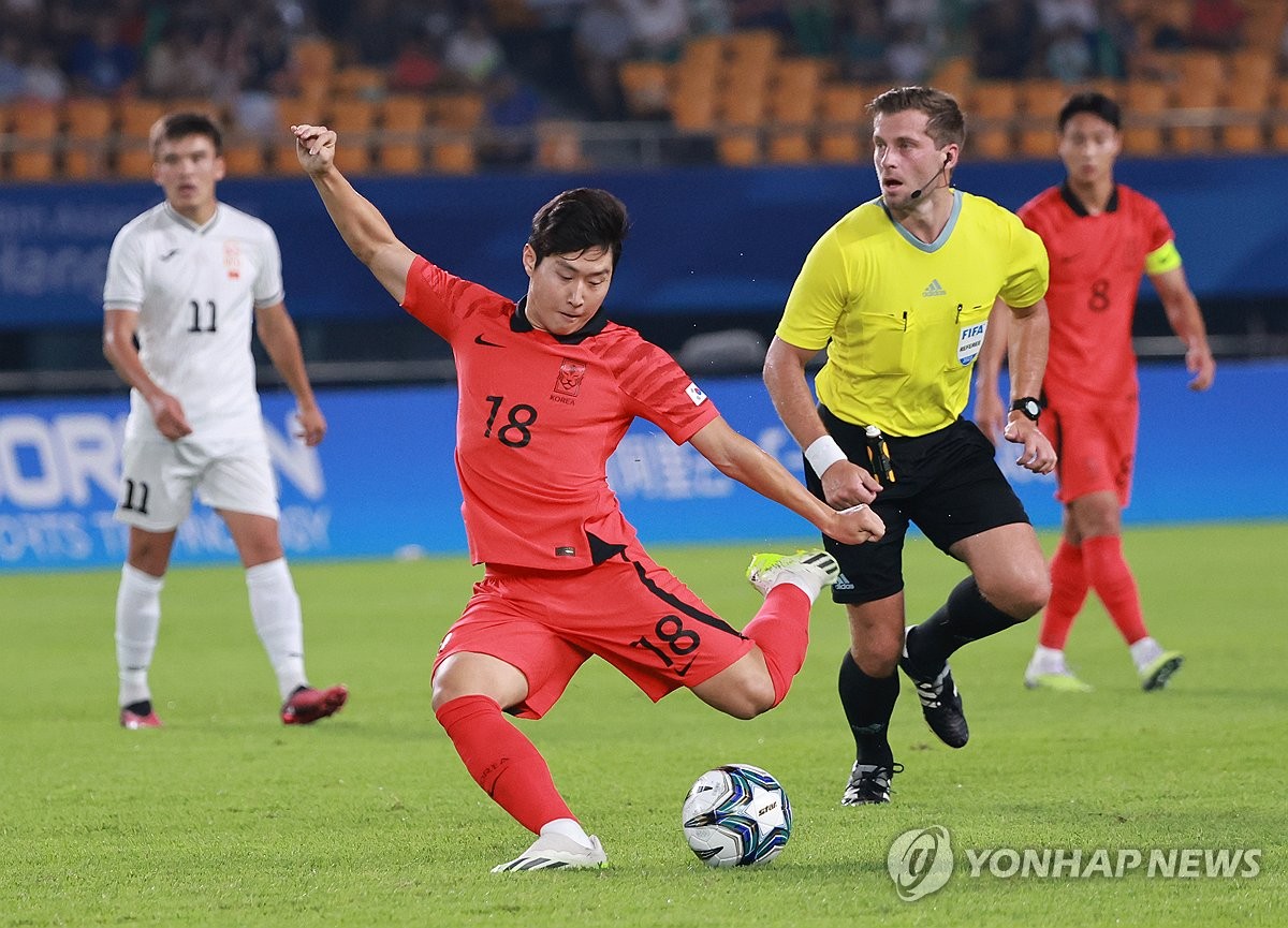 (아시아드) 한국은 남자축구 조별리그에서 중국과 대결한다.  골프에서 메달을 수여받다