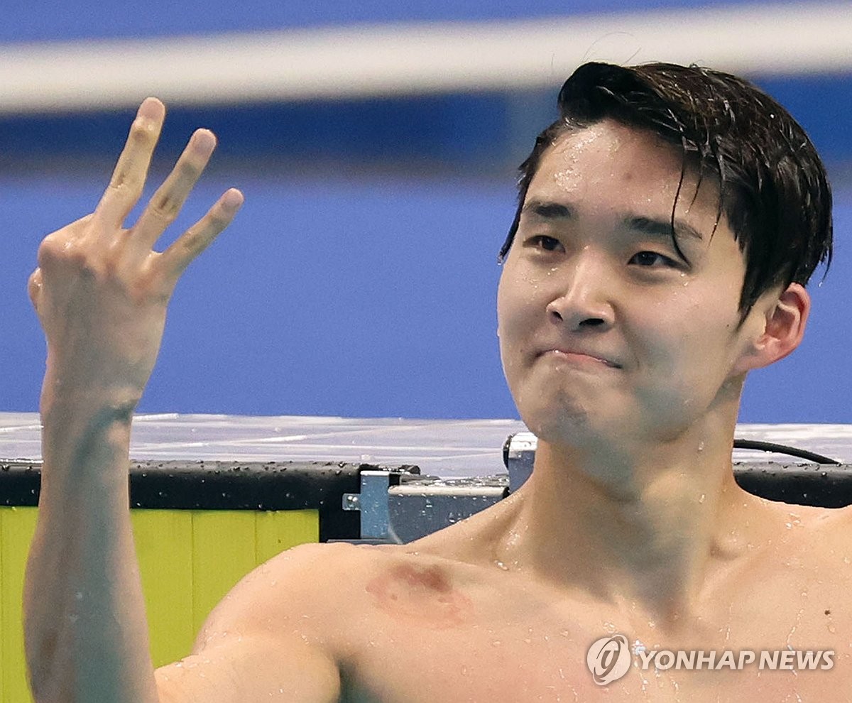 South Korean swimmer Kim Woo-min celebrates after winning gold in the men's 400-meter freestyle at the Asian Games at Hangzhou Olympic Sports Centre Aquatic Sports Arena in Hangzhou, China, on Sept. 29, 2023. (Yonhap)