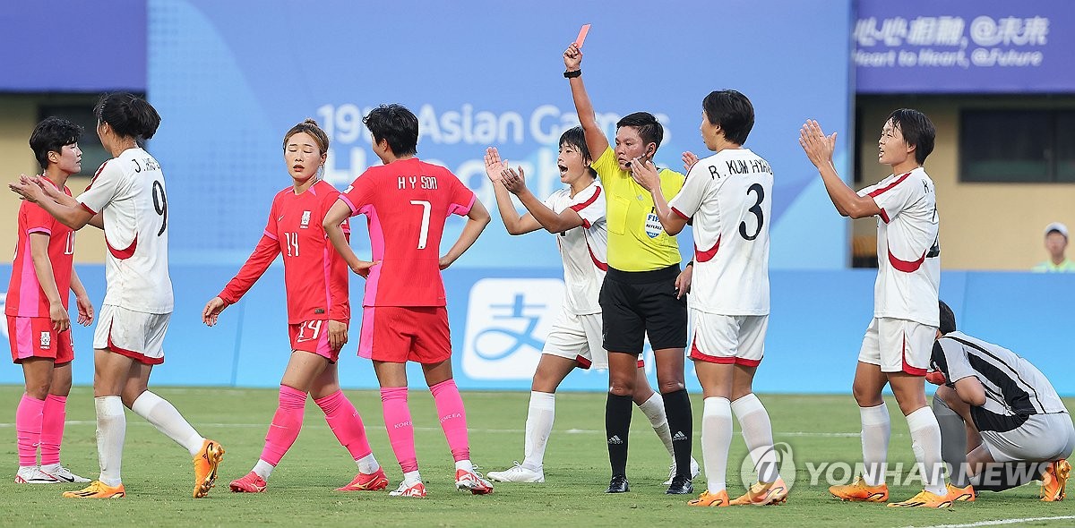 항저우 아시안게임 여자 축구 8강전에서 펼쳐진 남북전