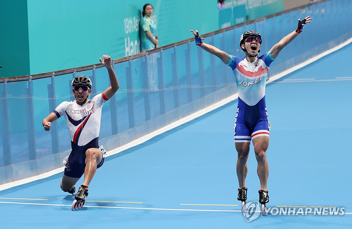 세리머니하다 역전패…한국 롤러, 남자 3,000m 계주 은메달 