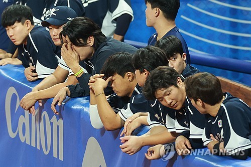 South Korean players react to their 4-0 loss to Chinese Taipei in a Group B game in the second round of the baseball tournament at the Asian Games at Shaoxing Baseball and Softball Sports Centre in Shaoxing, China, on Oct. 2, 2023. (Yonhap)