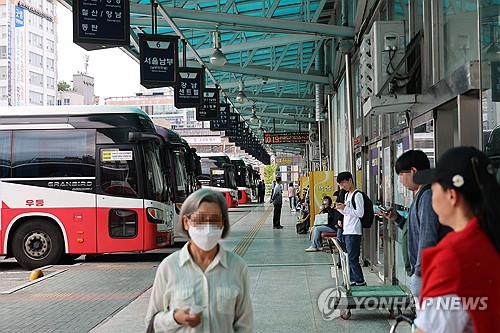 Terminal de autobuses en el último día del festivo extendido
