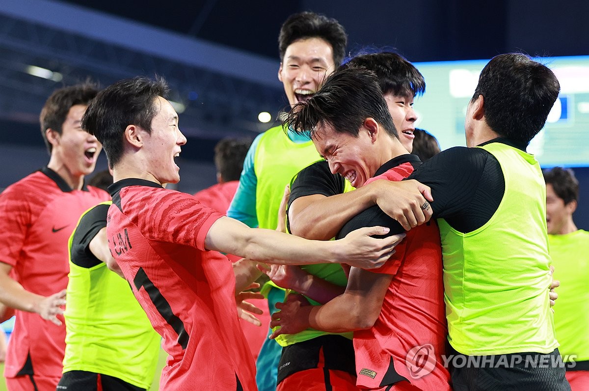 Jeong Woo-yeong of South Korea (2nd from R) is mobbed by teammates after scoring against Uzbekistan during the teams' semifinals match of the men's football tournament at Huanglong Sports Centre Stadium in Hangzhou, China, on Oct. 4, 2023. (Yonhap)