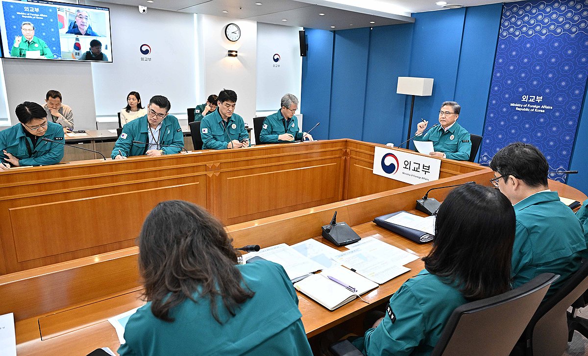 Foreign Minister Park Jin (C) discusses safety measures for South Korean nationals in Israel during a meeting at the ministry on Oct. 8, 2023, amid security concerns over the Hamas militant group's rocket attack, in this photo provided by his office. (PHOTO NOT FOR SALE) (Yonhap)