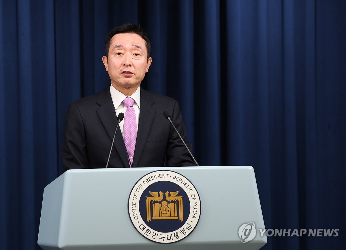 Presidential spokesperson Lee Do-woon gives a press briefing at the presidential office in Seoul on Oct. 16, 2023. (Yonhap)