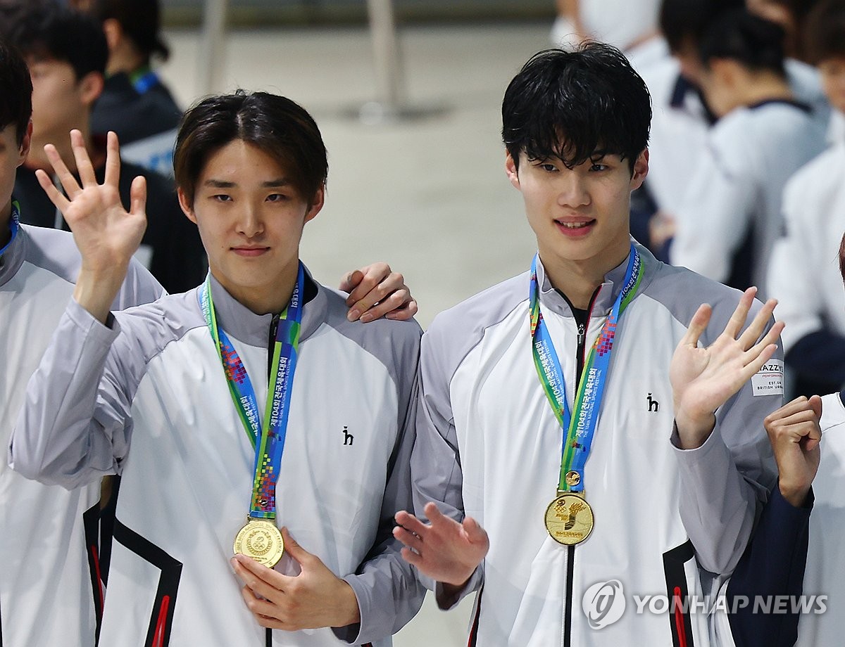 2023년 10월 17일 전남 목포에서 열린 전국체전 남자 자유형 400m 계주 우승식에서 한국 수영 김우민(왼쪽)과 황선우가 메달을 들고 포즈를 취하고 있다. 연합)