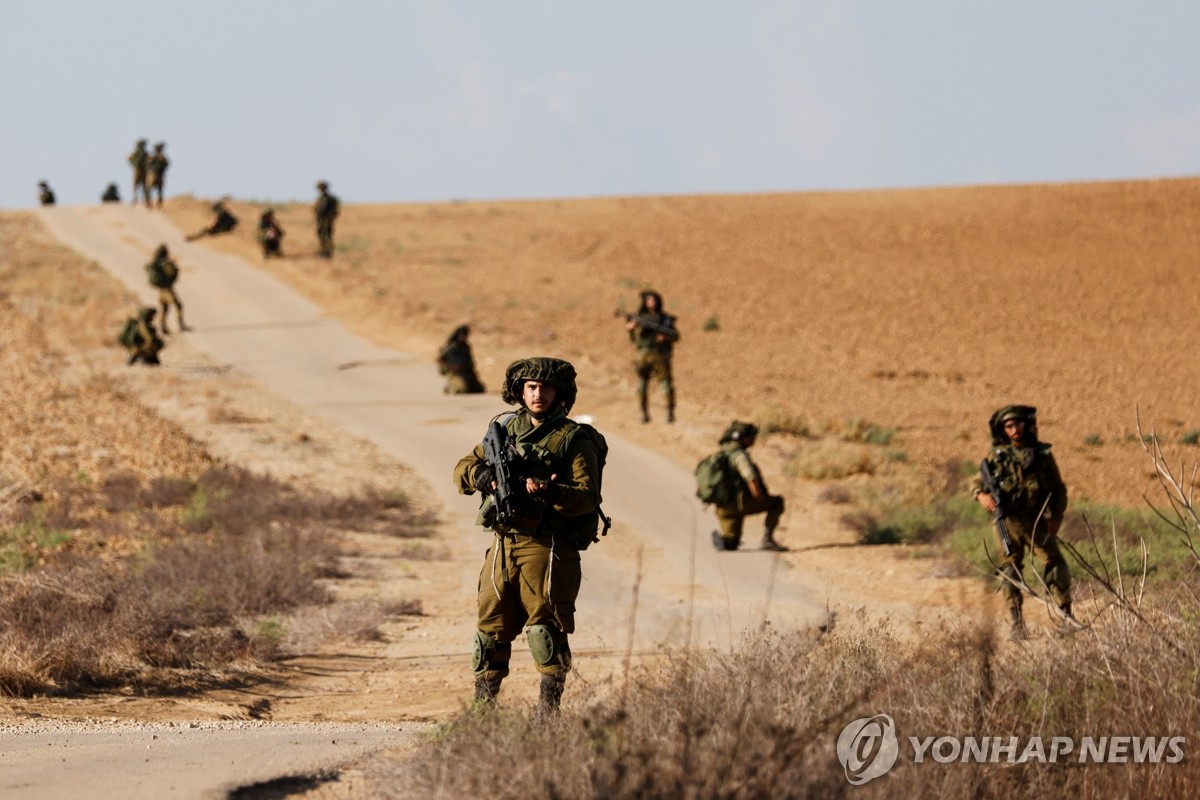가자지구 국경 인근 정찰하는 이스라엘군