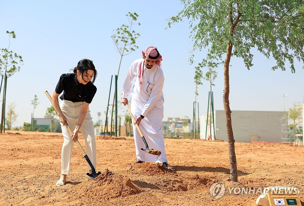 리야드 사이언스파크에 식수하는 <br>김건희 여사