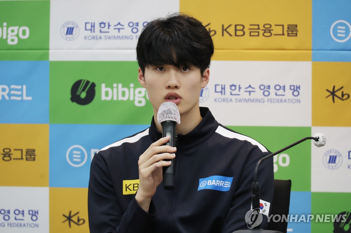 항저우 아시안게임 경영 메달리스트 황선우가 24일 오전 서울 송파구 올림픽파크텔에서 열린 대한수영연맹 입상포상금 전달식에서 소감을 말하고 있다. / 연합뉴스
