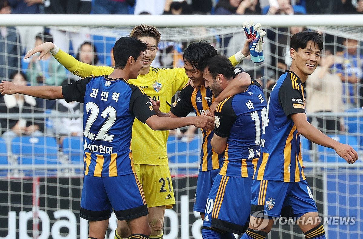 울산 현대FC 선수들이 2023년 10월 29일 울산 문수축구경기장에서 대구FC를 2-0으로 꺾고 K리그 2연패를 자축하고 있다.(연합)