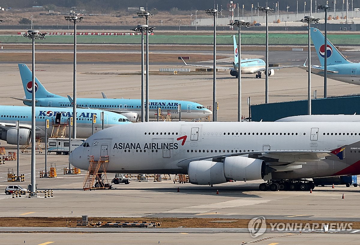 Planes of Korean Air Co. and Asiana Airlines Inc. are seen on the tarmac at Incheon International Airport, west of Seoul, in this Nov. 2, 2023, file photo. (Yonhap)