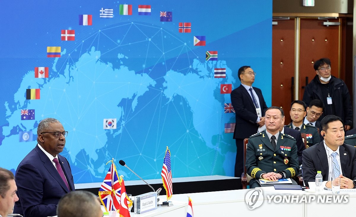 El secretario de Defensa de EE. UU., Lloyd Austin (i), y el ministro de Defensa de Corea del Sur, Shin Won-sik (derecha), asisten a la reunión ministerial de defensa inaugural de Corea del Sur y los estados miembros del Comando de las Naciones Unidas en el Ministerio de Defensa de Seúl, el 14 de noviembre de 2023. (Pool foto) (Yonhap)
