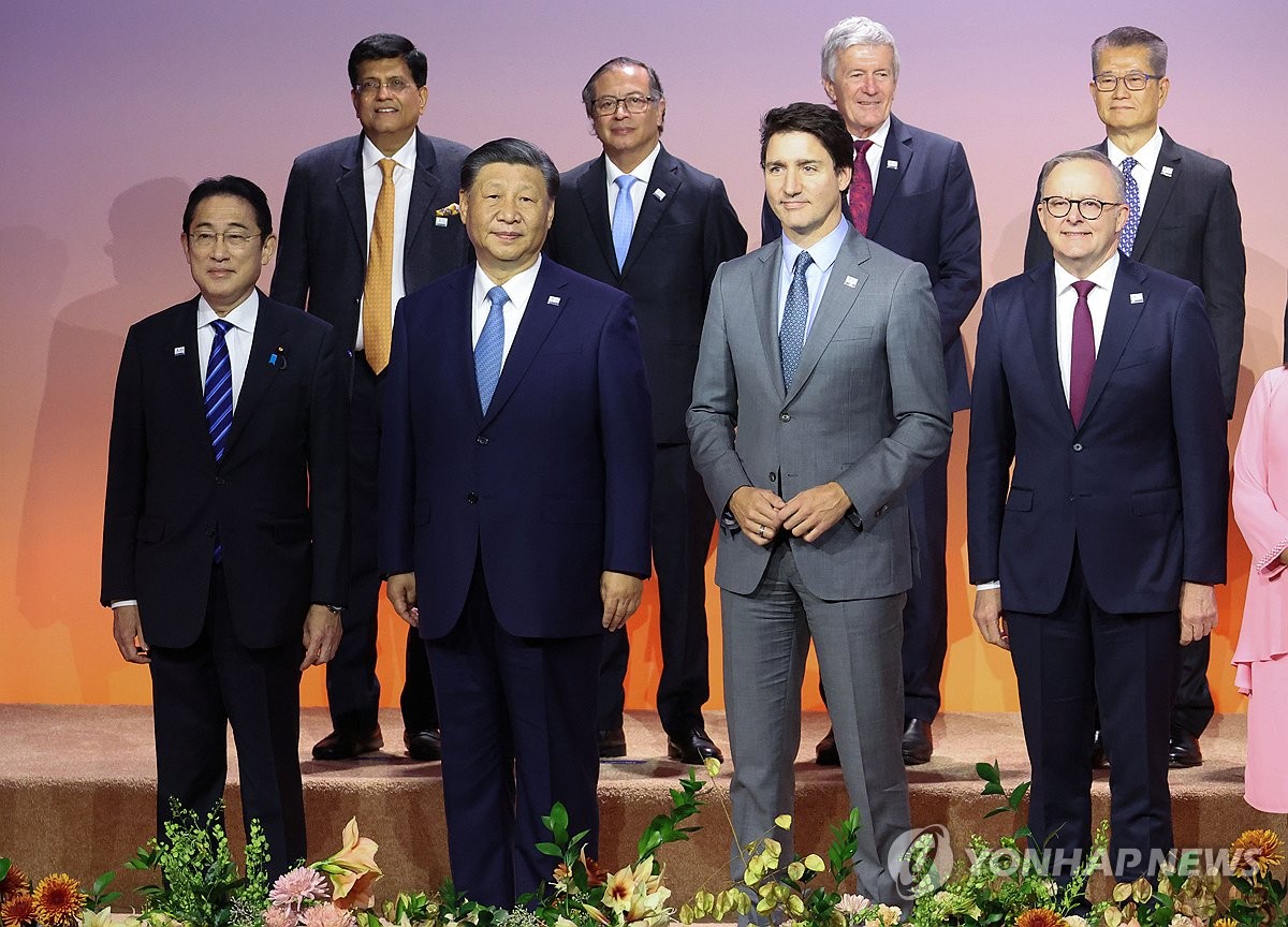 APEC 정상들과 단체 사진 촬영하는 시진핑 주석과 기시다 총리 | 연합뉴스