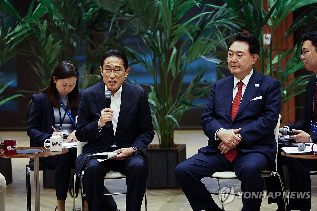 El presidente Yoon Suk Yeol (derecha) y el primer ministro japonés, Fumio Kishida, asisten a una reunión con funcionarios de empresas emergentes de los dos países en la Universidad de Stanford en California el 17 de noviembre de 2023. (Yonhap)