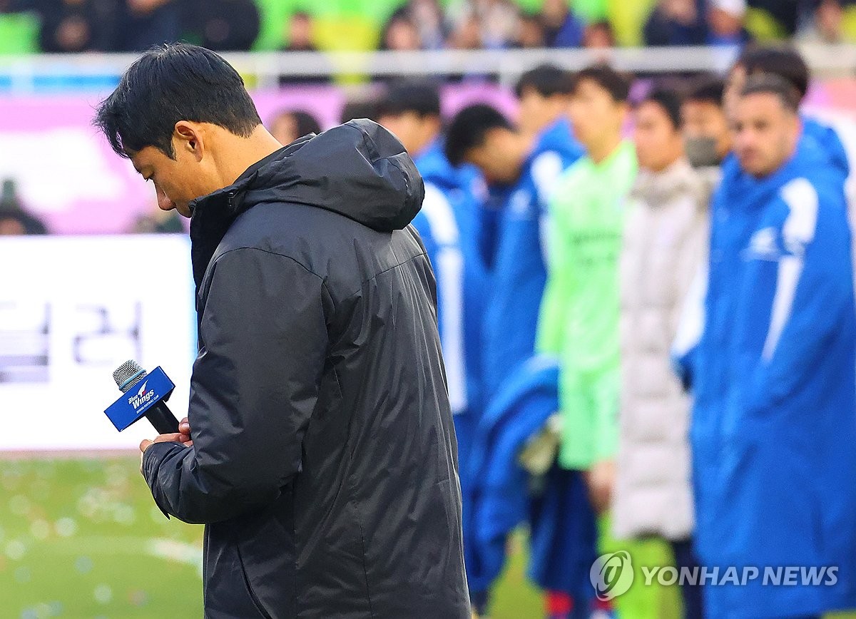 고개 숙인 염기훈 감독 대행