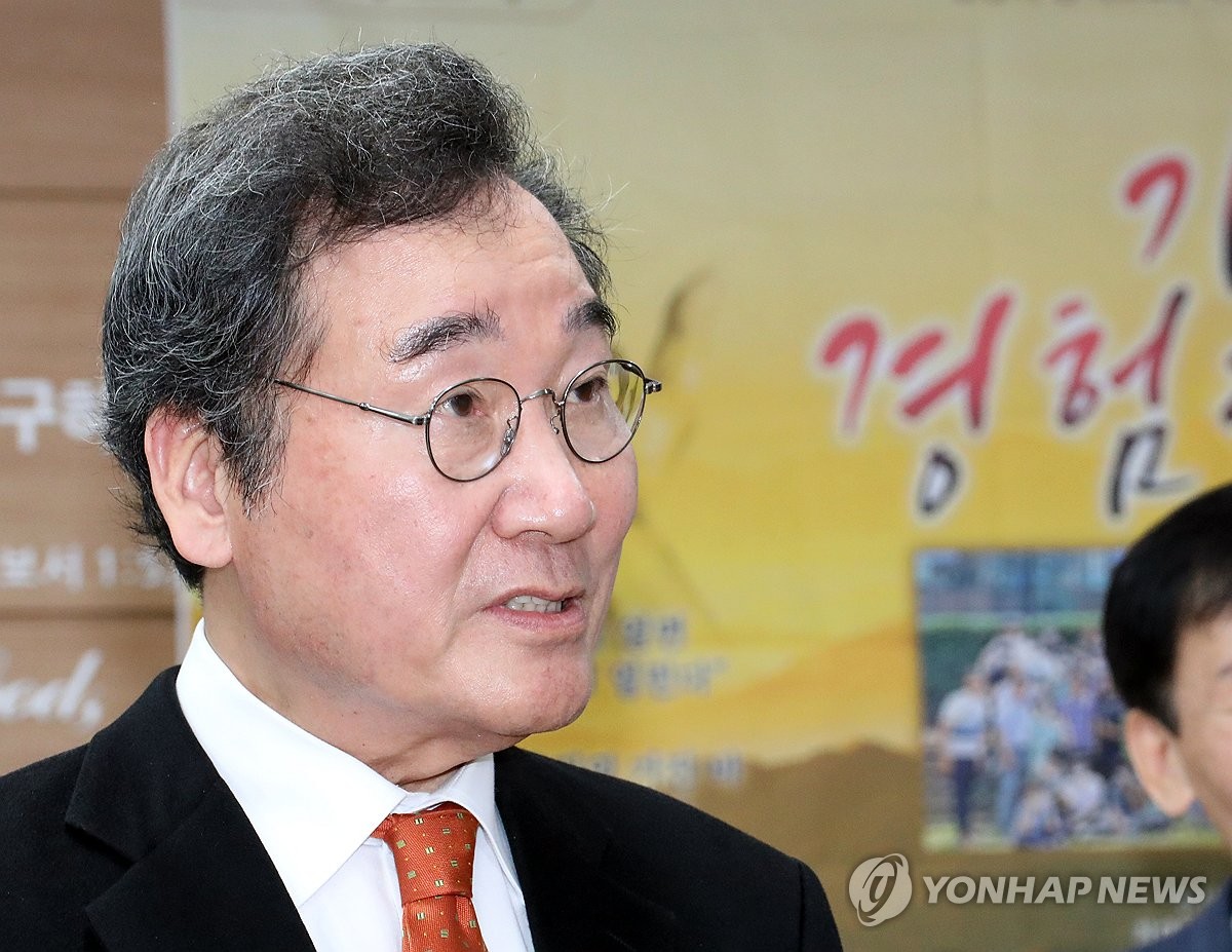 Former Prime Minister Lee Nak-yon, a former leader of the main opposition Democratic Party, answers questions from reporters after a lecture in Seoul, in this photo taken Dec. 11, 2023. (Yonhap)