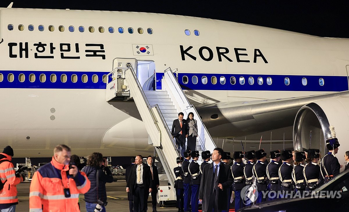 2023년 12월 11일 4일간 국빈 방문을 위해 암스테르담 스키폴 공항에 도착한 한국의 윤석열 대통령과 김건희 부인(계단위)(풀사진)(연합뉴스)
