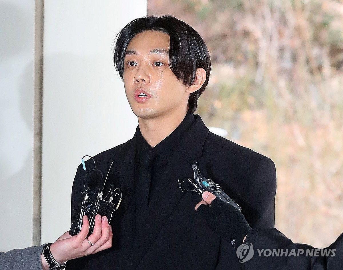 취재진 질문에 답하는 유아인