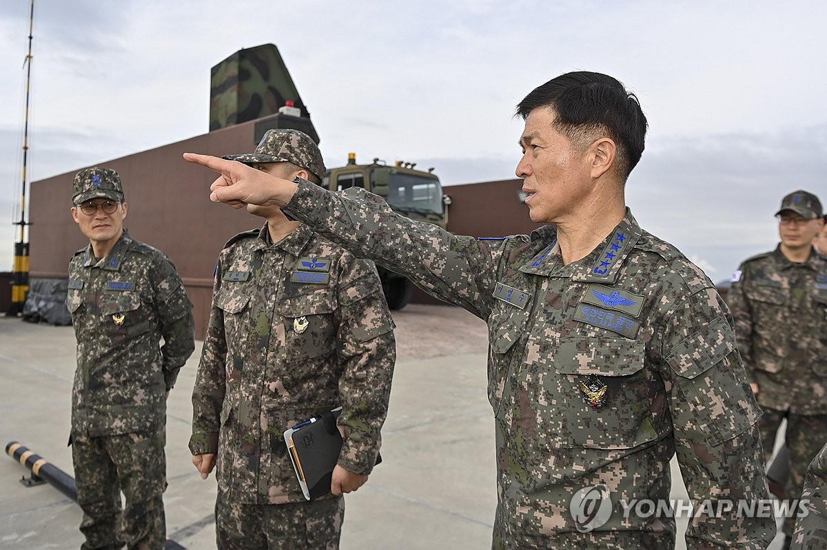 미사일방어부대 대비태세점검하는 이영수 공군참모총장