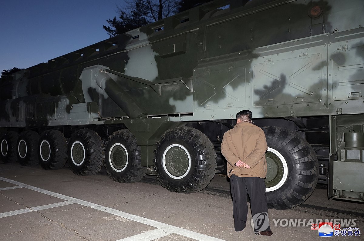 El líder norcoreano Kim Jong-un inspecciona el lanzamiento de un misil balístico intercontinental de combustible sólido Hwasong-18 el 18 de diciembre de 2023, en esta fotografía publicada por la Agencia Central de Noticias de Corea, oficial del Norte, al día siguiente.  (Para uso únicamente en la República de Corea. Sin redistribución) (Yonhap)