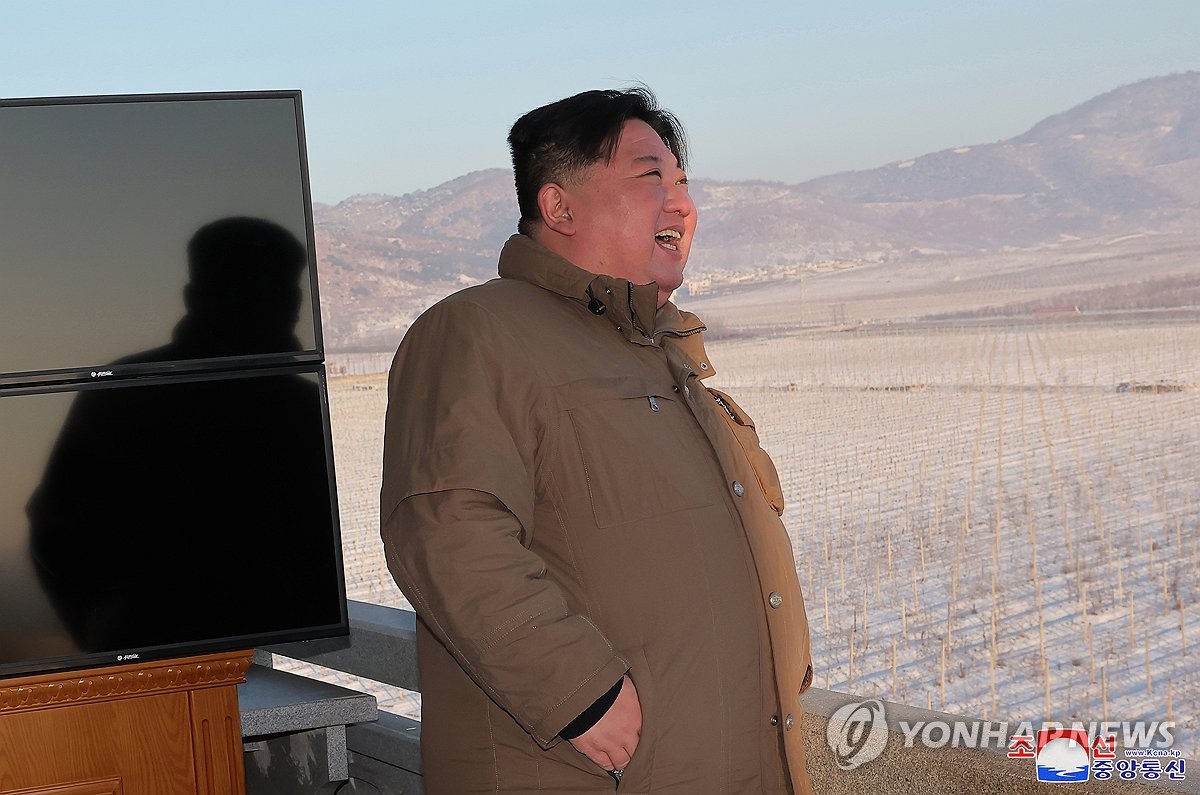 El líder norcoreano Kim Jong-un inspecciona el lanzamiento de un misil balístico intercontinental de combustible sólido Hwasong-18 el 18 de diciembre de 2023, en esta fotografía publicada por la Agencia Central de Noticias de Corea, oficial del Norte, al día siguiente.  (Para uso únicamente en la República de Corea. Sin redistribución) (Yonhap)