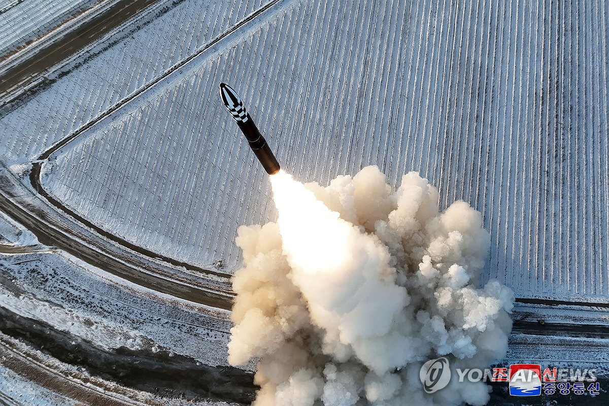북한이 2023년 12월 18일 화성-18형 고체연료 대륙간탄도미사일(ICBM)을 발사한 모습. 다음날 조선중앙통신이 공개한 이 사진에서 김정은 국무위원장이 발사를 지켜보고 있다.  (대한민국에서만 사용. 재배포 금지) (연합)