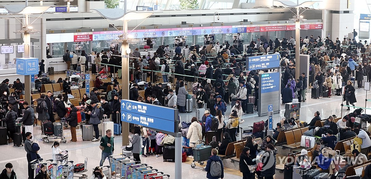 지난해 크리스마스 연휴 여행객들로 북적인 인천공항