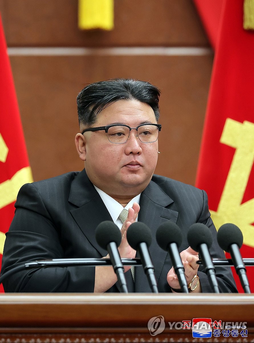 El líder norcoreano Kim Jong-un asiste a una reunión plenaria del Comité Central del gobernante Partido de los Trabajadores el 26 de diciembre de 2023 para revisar las políticas estatales para este año y discutir las de 2024, en esta fotografía publicada por Korean Central News. Agencia al día siguiente.  (Para uso únicamente en la República de Corea. Sin redistribución) (Yonhap)