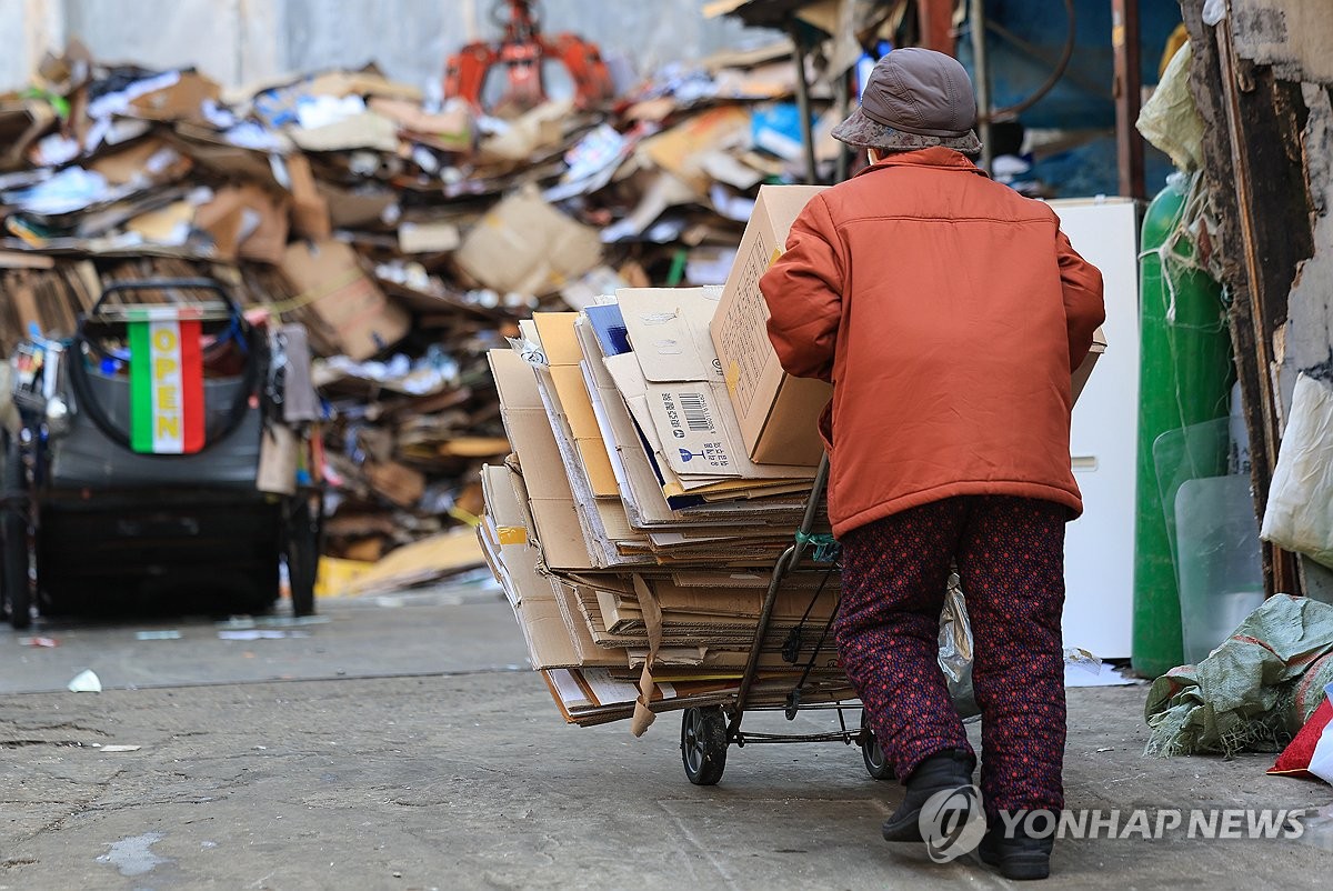 서울 종로구 탑골공원 인근에서 한 어르신이 폐지를 모은 손수레를 끌고 있다.