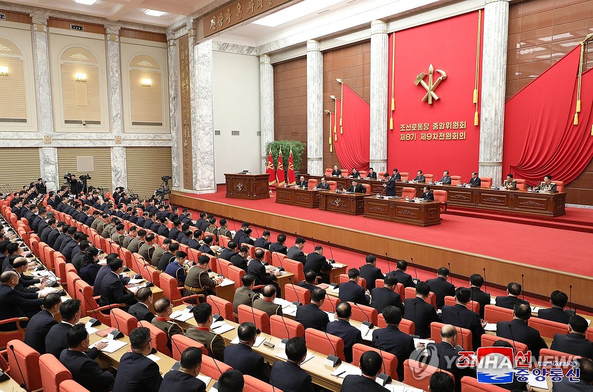 Esta foto, publicada por la Agencia Central de Noticias Coreana oficial de Corea del Norte el 31 de diciembre de 2023, muestra al Norte celebrando la reunión plenaria del Comité Central del gobernante Partido de los Trabajadores de Corea el día anterior.  (Para uso únicamente en la República de Corea. Sin redistribución) (Yonhap)