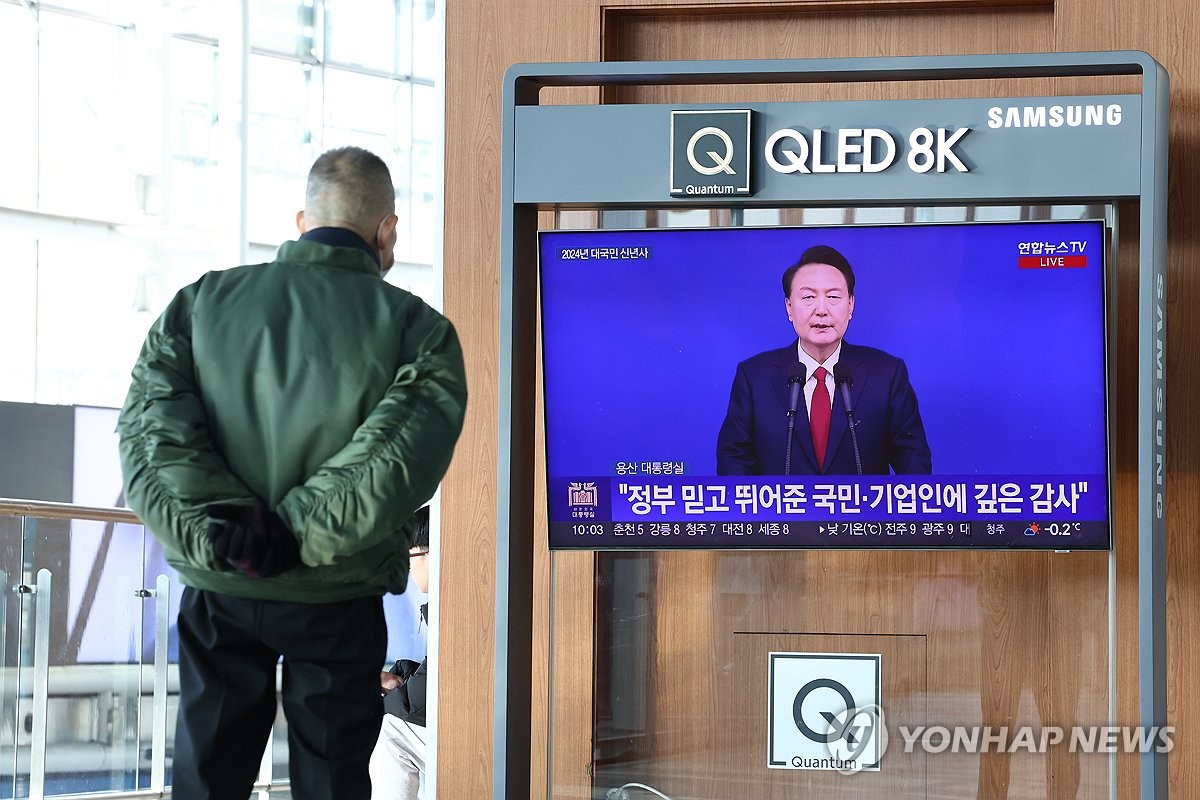 President Yoon Suk Yeol's New Year's Day address is broadcast on a television at Seoul Station on Jan. 1, 2024. (Yonhap)