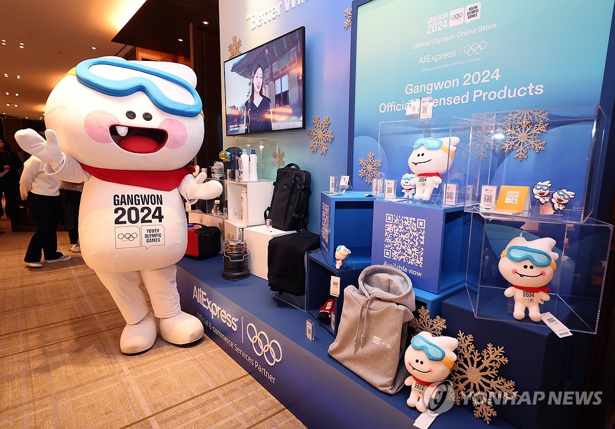 Moongcho, la mascotte delle Olimpiadi invernali giovanili di Gangwon 2024, posa accanto alla merce della competizione durante la cerimonia di apertura del negozio online ufficiale a Seul il 4 gennaio 2024. (Yonhap)