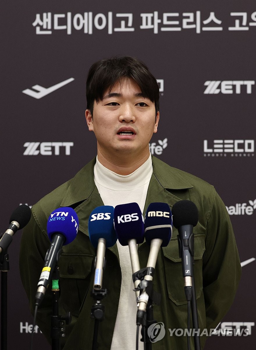 Go Woo-suk of the San Diego Padres speaks to reporters at Incheon International Airport, west of Seoul, on Jan. 6, 2024. (Yonhap)