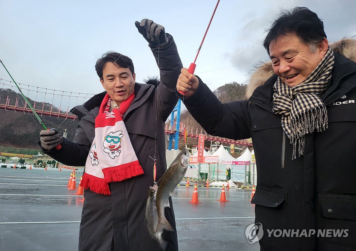 지난 6일 개막일날 낚시 즐기는 김진태 지사와 최문순 화천군수