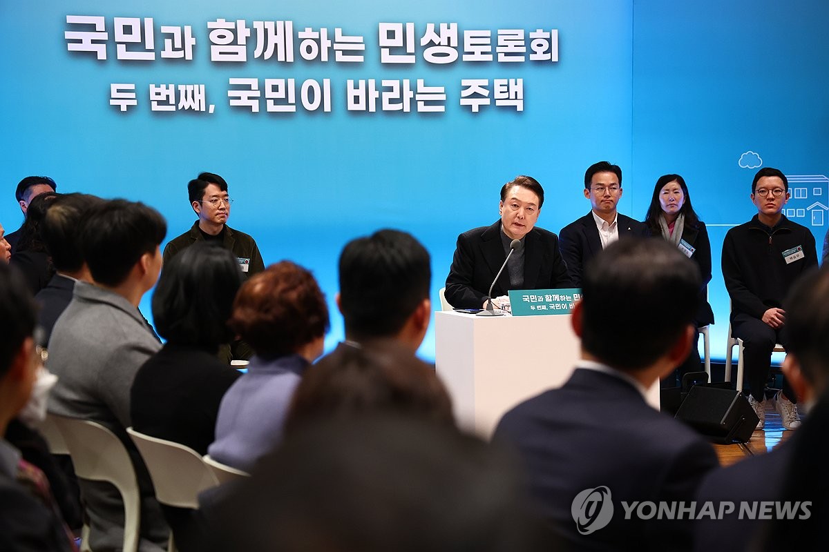 President Yoon Suk Yeol (C, rear) speaks during a government policy debate in Goyang, northwest of Seoul, on Jan. 10, 2024. The government announced a set of measures to boost new housing and development projects, including the lifting of green-belt restrictions around the capital area, to reinvigorate recently dwindled housing projects across the country. (Pool photo) (Yonhap)