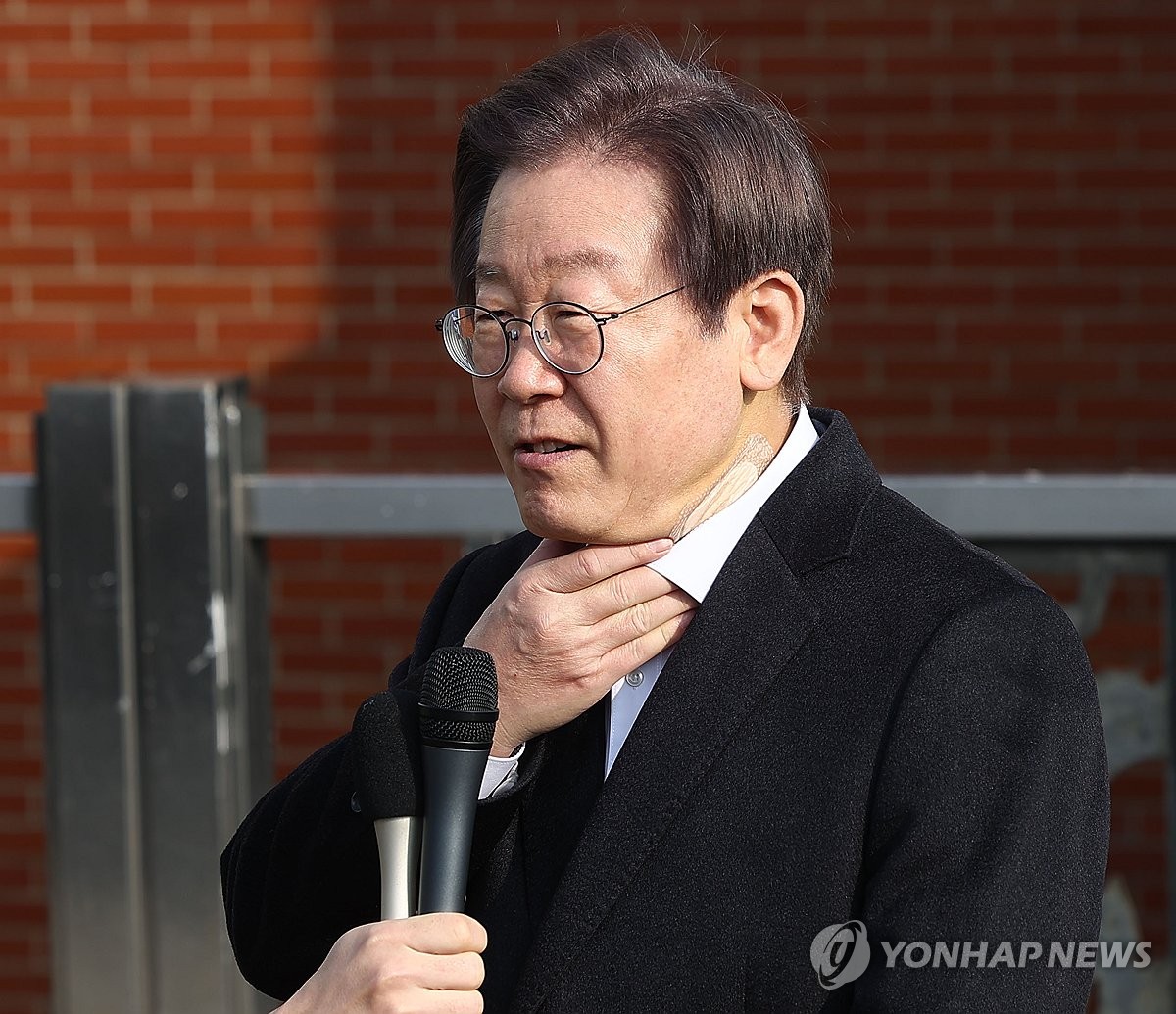 Rep. Lee Jae-myung, the leader of the main opposition Democratic Party (DP), speaks to reporters in front of Seoul National University Hospital on Jan. 10, 2024, eight days after he underwent surgery on a knife wound sustained in an attack. (Yonhap)