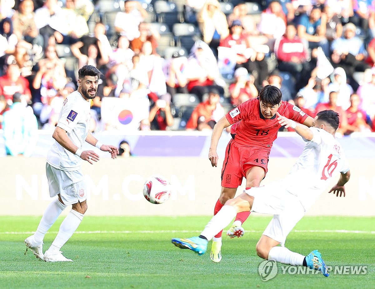 Lee Kang-in of South Korea (C) scores a goal against Bahrain in the Group E match of the Asian Football Confederation Asian Cup held at Jassim Bin Hamad Stadium in Doha on January 15, 2024 (Yonhap News)