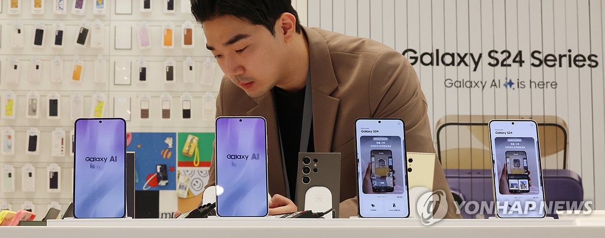 An official sets up the new Galaxy S24 series smartphones at a store of Samsung Electronics Co. in Seoul on Jan. 18, 2024. (Yonhap)