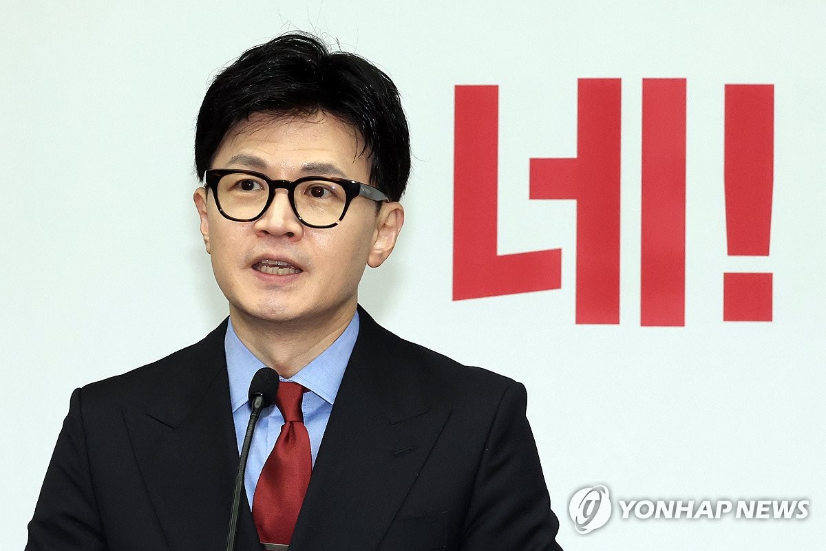 Han Dong-hoon, presidente del comité de liderazgo de emergencia del gobernante Partido del Poder Popular, habla en una reunión del partido en la Asamblea Nacional en Seúl el 18 de enero de 2024. (Yonhap)