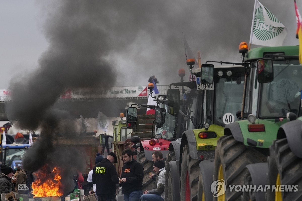 트랙터로 파리 포위한 프랑스 농민들