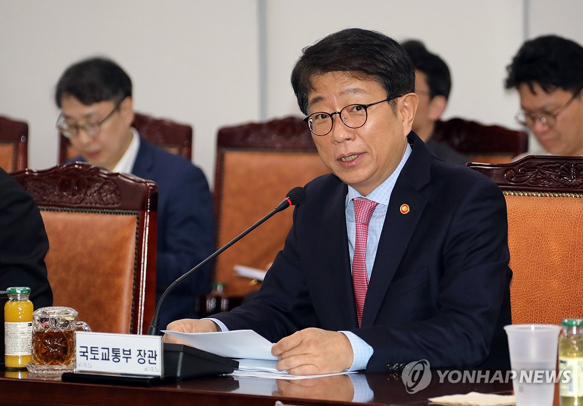 국토부 산하 공공기관장들과 간담회 하는 박상우 장관