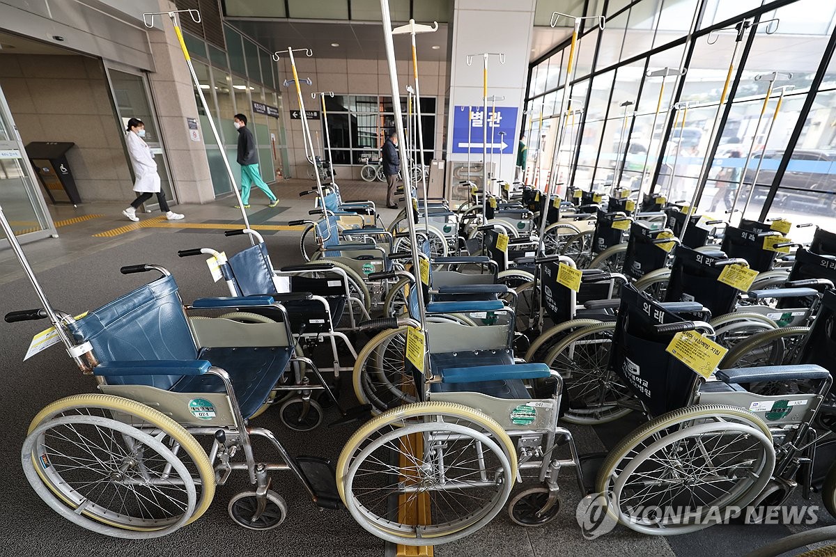 8일 서울의 한 대학병원에 비치된 휠체어 [연합뉴스 자료사진]