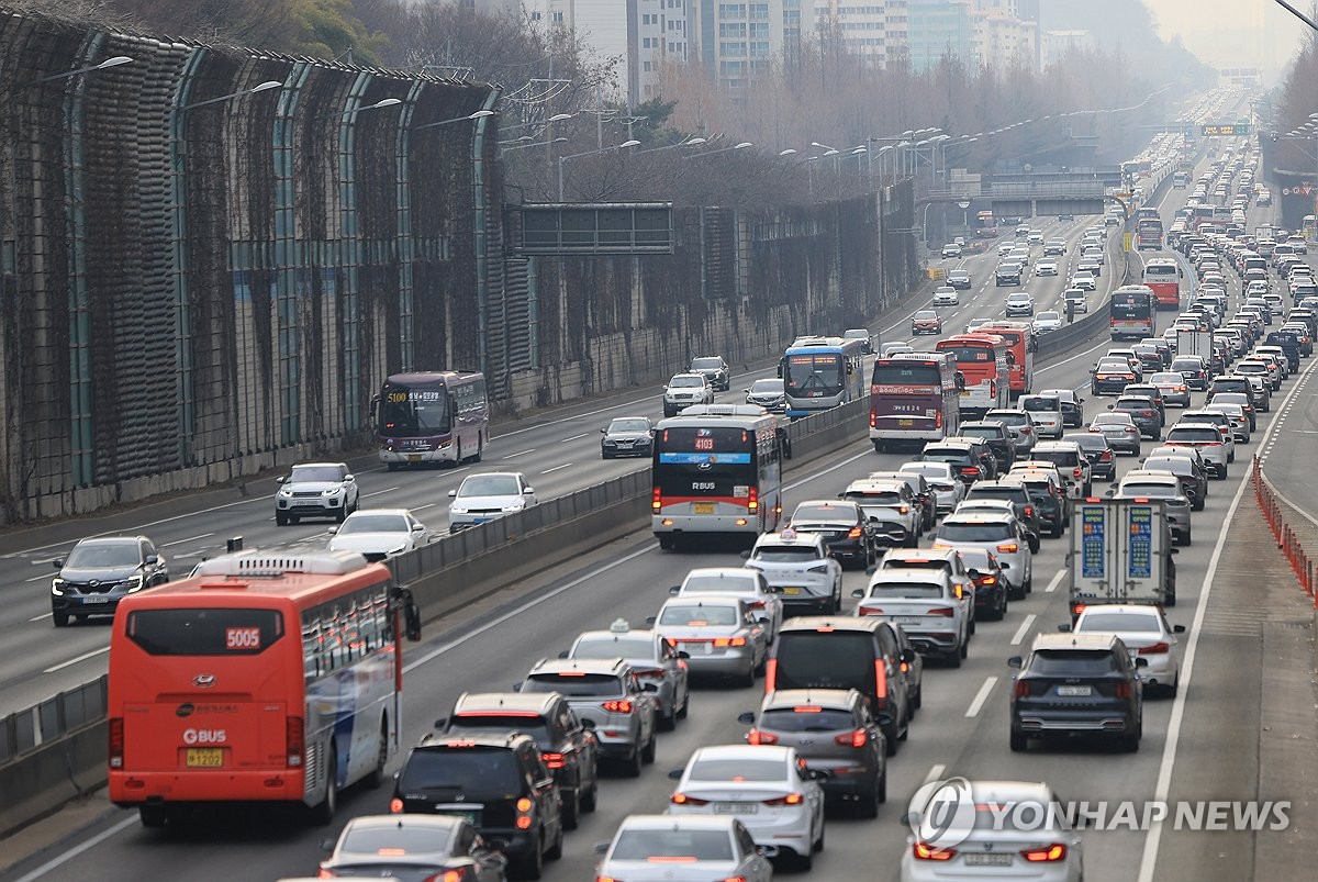 Vehicles clog the southbound lanes on the Gyeongbu Expressway in Seoul, as millions of South Koreans begin their annual exodus out of the capital city toward their hometowns during the extended Lunar New Year holiday, on Feb. 10, 2024. (Yonhap)