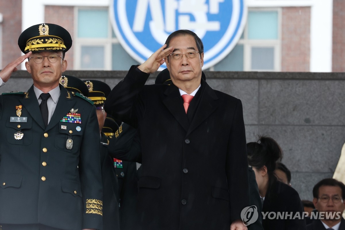 3사관학교 졸업 생도들에게 경례하는 한덕수 국무총리