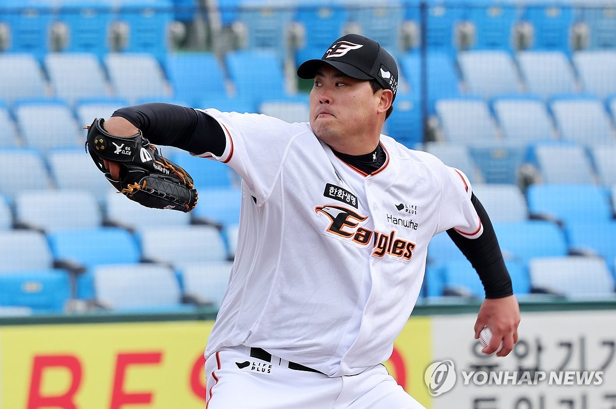 Ryu Hyun-jin of the Hanwha Eagles throws a pitch during an intrasquad game at Hanwha Life Eagles Park in Daejeon, 160 kilometers south of Seoul, on March 7, 2024. (Yonhap)