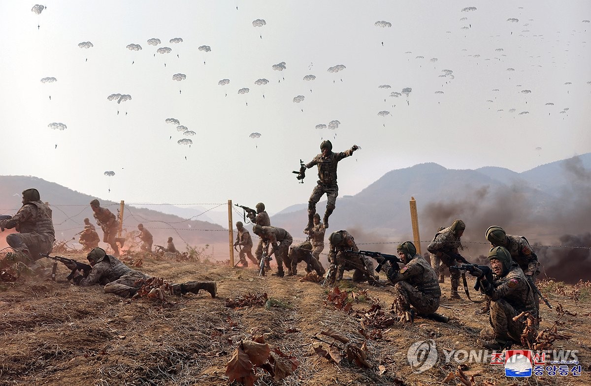 낙하하는 북한 항공육전병부대