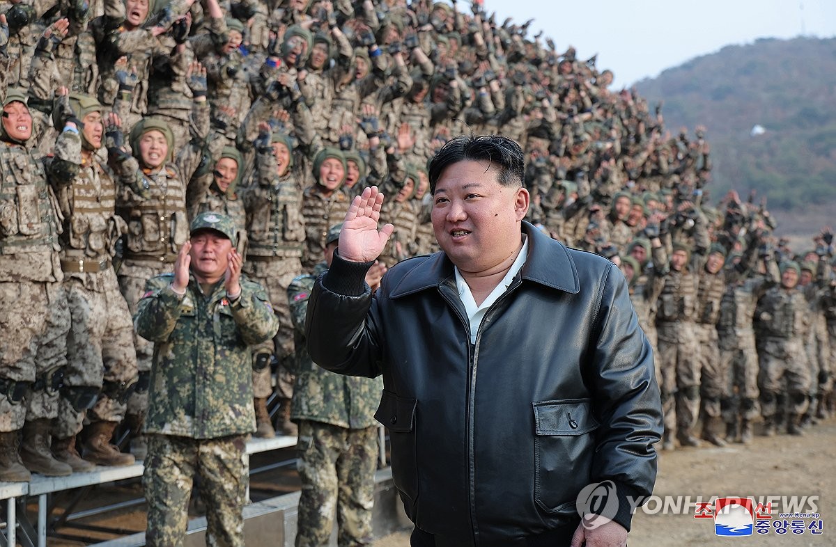 Esta foto, publicada por la Agencia Central de Noticias Coreana oficial de Corea del Norte el 16 de marzo de 2024, muestra al líder norcoreano Kim Jong-un asistiendo a ejercicios militares de paracaidistas el día anterior.  (Para uso únicamente en la República de Corea. Sin redistribución) (Yonhap)