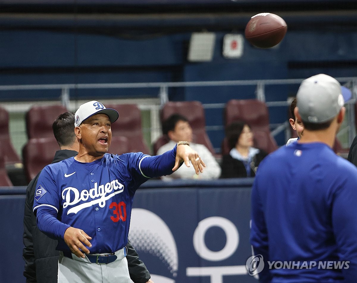 훈련 중 미식축구 공 던지는 로버츠 다저스 감독