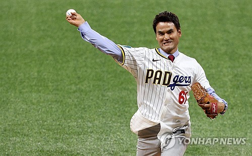 全国送料無料ギフト 大リーグ開幕戦 朴賛浩さんが始球式 | 聯合ニュース 応援ユニフォーム、ウエア