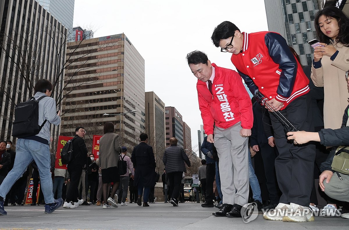 출근길 인사하는 한동훈 위원장